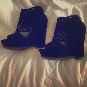❤️Black heeled wedges!